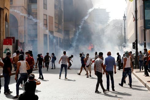 Las manifestaciones en el Líbano forzaron la salida del gobierno por segunda vez en menos de un año. (Reuters) La policía antidisturbios libanesa lanzó gases lacrimógenos contra manifestantes.