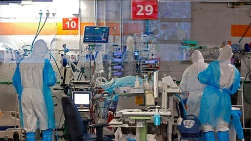 Desde los hospitales acusan salas llenas y desgaste médico. 