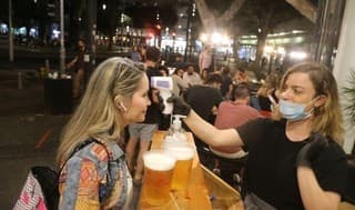 Controles de temperatura en un bar de Tel Aviv. 