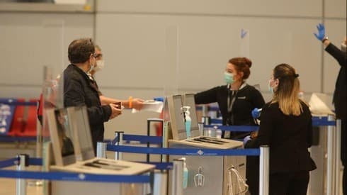 Los pasajeros deberán llevar máscaras durante el vuelo y en las terminales. (Motti Kimchi) Los pasajeros deberán llevar máscaras durante el vuelo y en las terminales.