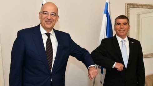 Nikos Dendias, canciller griego y su par israelí, Gabi Ashkenazi. 