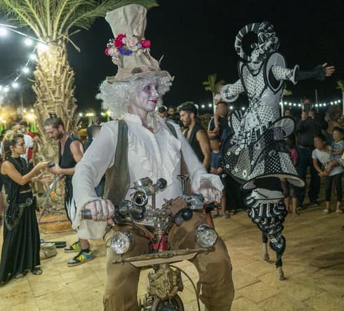 Show de artistas circenses en el paseo marítimo de Ein Bokek. 