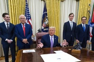 El presidente de Estados Unidos, Donald Trump, anunció el acuerdo rodeado de diplomáticos de ambos países. 