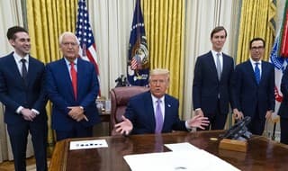 El presidente de Estados Unidos, Donald Trump, anunció el acuerdo rodeado de diplomáticos de ambos países. 