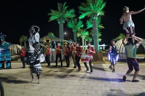Orquesta y zancos en el “Paseo Iluminado”. 