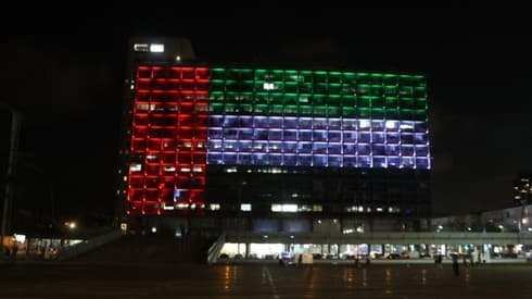 El Ayuntamiento de Tel Aviv iluminado con la bandera de los Emiratos Arabes Unidos. (Moti Kimchi) El Ayuntamiento de Tel Aviv iluminado con la bandera de los Emiratos Arabes Unidos.