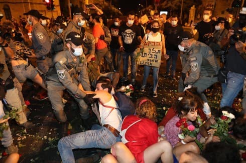La policía reprime una de las protestas frente a la residencia del primer ministro. 