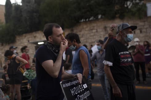 Shachar Oren, de 25 años, durante una protesta contra Benjamin Netanyahu frente a la residencia del primer ministro en Jerusalem. 