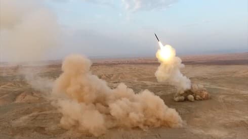 La Guardia Revolucionaria de Irán prueba misiles balísticos durante un ejercicio militar. 