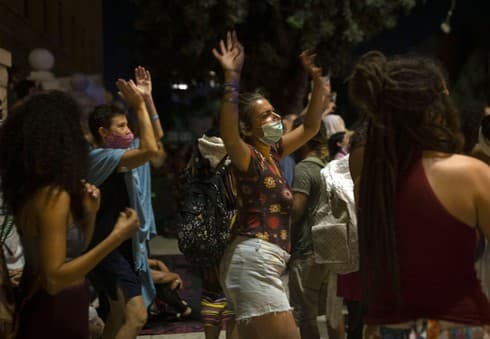 Una mujer joven baila durante una de las protestas en Jerusalem. 