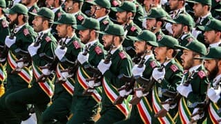Miembros del Cuerpo de la Guardia Revolucionaria Islámica de Irán (CGRI) marchan durante el desfile militar anual que marca el aniversario del estallido de la devastadora guerra de 1980-1988 con el Irak de Saddam Hussein, en la capital, Teherán . 