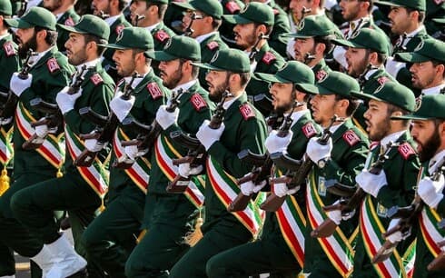 Miembros del Cuerpo de la Guardia Revolucionaria Islámica de Irán (CGRI) marchan durante el desfile militar anual que marca el aniversario del estallido de la devastadora guerra de 1980-1988 con el Irak de Saddam Hussein, en la capital, Teherán . 