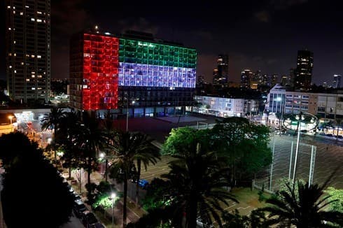 La municipalidad de Tel Aviv, iluminada con la bandera de los Emiratos Árabes Unidos. 