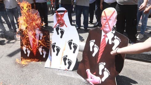 Palestinos en Naplusa queman imágenes del primer ministro, Benjamín Netanyahu, del príncipe heredero emiratí, Mohammed bin Zayed, y del presidente de los Estados Unidos, Donald Trump, en respuesta al nuevo acuerdo. (EPA) Palestinos en Naplusa queman imágenes del primer ministro, Benjamín Netanyahu, del príncipe heredero emiratí, Mohammed bin Zayed, y del presidente de los Estados Unidos, Donald Trump, en respuesta al nuevo acuerdo.