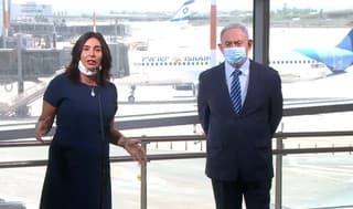 La ministra de Transporte, Miri Regev, junto a Netanyahu en el aeropuerto Ben Gurion.