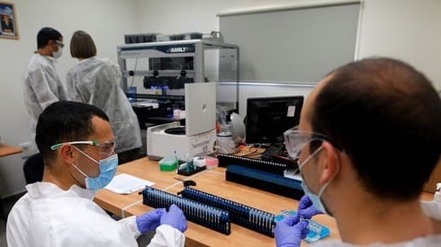 Laboratorio de pruebas de coronavirus de las FDI en Tel Aviv. 