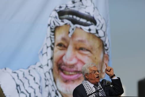 El predidente palestino, Mahmud Abbas. Al fondo, su predecesor, Yasser Arafat. 