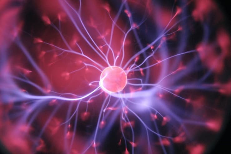 Representación ilustrativa de una neurona en el cerebro.  