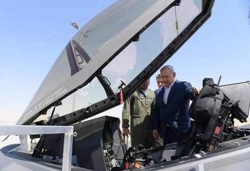 El primer ministro Benjamín Netanyahu durante la inspección de un avión de combate F-35 de fabricación estadounidense. Israel era el único país de la región que contaba con esta nave. (Ministerio de Defensa) El primer ministro Benjamín Netanyahu durante la inspección de un avión de combate F-35 de fabricación estadounidense.