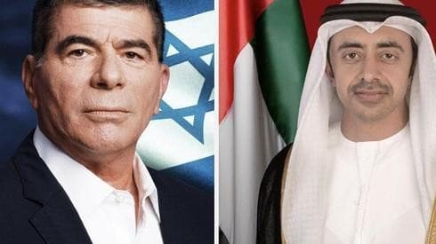 El ministro de Relaciones Exteriores, Gabi Ashkenazi (izquierda), y su homólogo de los EAU, Abdullah bin Zayed bin Sultan Al Nahyan. 