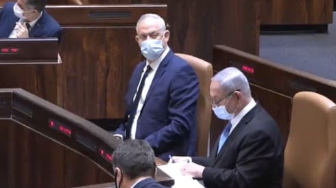Gantz obseerva a Netanyahu en la sesión de este lunes: se evitaron las elecciones pero la tensión política continúa. (Knesset TV) Gantz Netanyahu Knesset
