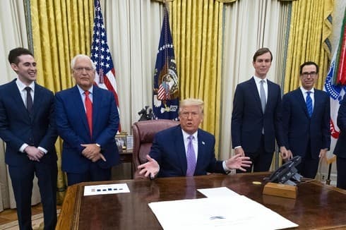 El presidente de Estados Unidos, Donald Trump, durante el anuncio del acuerdo entre Israel y Emiratos. (AFP) El presidente de Estados Unidos, Donald Trump, anunció el acuerdo rodeado de diplomáticos de ambos países.