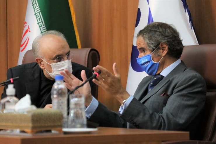 Rafael Grossi, jefe del Organismo Internacional de Energía Atómica (derecha), y Ali Akbar Salehi, director de la Organización de la Energía Atómica de Irán, durante una reunión en Teherán a fines de agosto. (Organización de Energía Atómica de Irán/AFP) Rafael Grossi, jefe de la OIEA, y Ali Akbar Salehi, director de la Organización de la Energía Atómica de Irán.