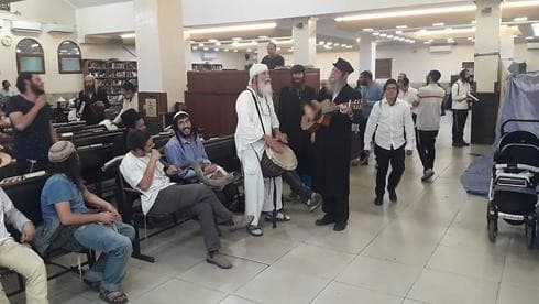Judíos en oración cerca de la tumba del rabino Najman de Breslov. (Ihud Breslav Bauman) Judíos en oración cerca de la tumba del rabino Najman de Breslov.