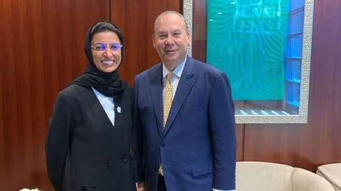 El rabino Marc Schneier con la ministra de Cultura de Emiratos Árabes Unidos, Noura bint Mohammed Al Kaabi. (Cortesía del rabino Marc Schneier) El rabino Marc Schneier con la ministra de Cultura de Emiratos Árabes Unidos, Noura bint Mohammed Al Kaabi.