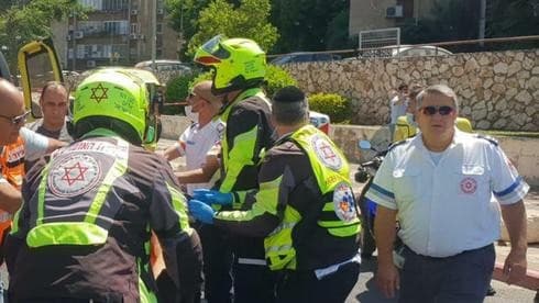 Personal del Magen David Adom evacua a la víctima. (Portavoz del Servicio de Emergencias de Petah Tikva) Personal del Magen David Adom evacua a la víctima.