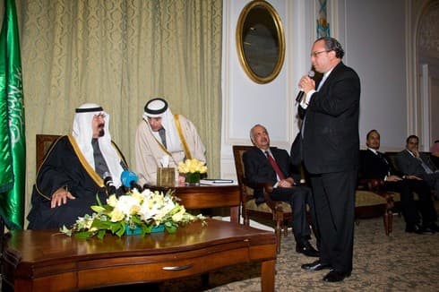 El rabino Marc Schneier se dirige al rey Abdullah de Arabia Saudita durante un encuentro en Nueva York. (Cortesía del rabino Marc Schneier) El rabino Marc Schneier se dirige al rey Abdullah de Arabia Saudita durante un encuentro en Nueva York.