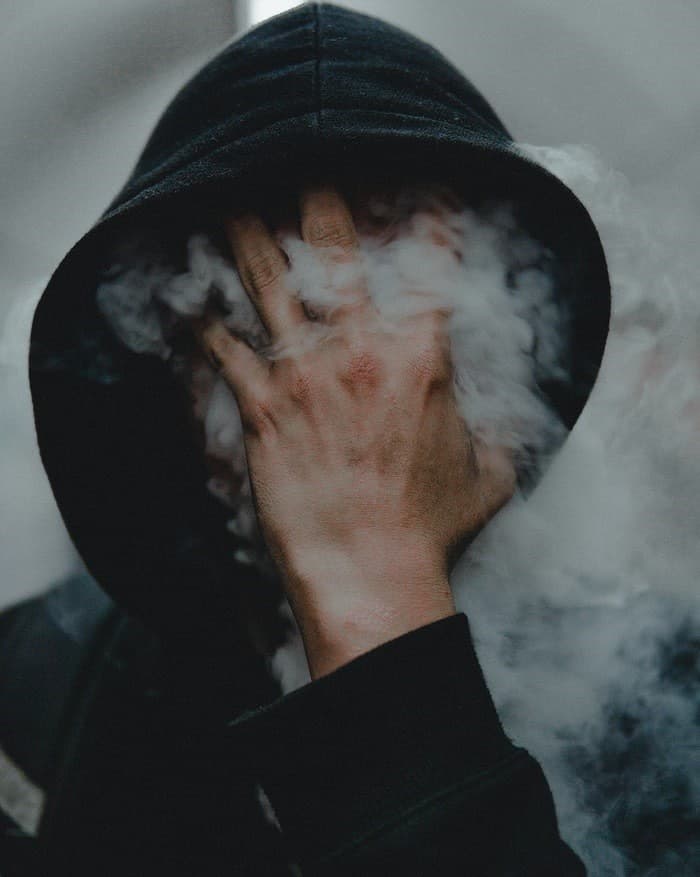Joven consumido por el humo. 
