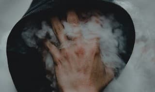 Joven consumido por el humo. 