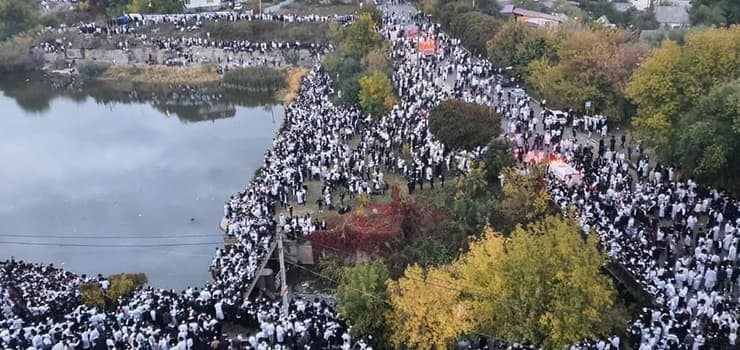 La peregrinación a la tumba de Najman en Uman se convirtió en una tradición de Rosh Hashaná. (Archivo Ynet) Peregrinos jasídicos en Uman en un Rosh Hashaná anterior.