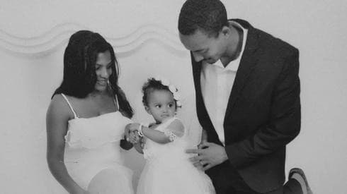 El doctor Masersha Dassah con su esposa y su hija. "Ellas todavía están allí". (Cortesía del doctor Dassah) El doctor Masersha Dassah con su esposa y su hija