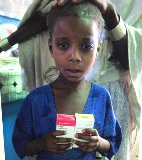 El doctor Hartsain y su colega proveen atención médica gratuita a los niños en el campamento. (Cortesía del doctor Harstein) El doctor Hartsain y su colega proveen atención médica gratuita a los niños en el campamento.
