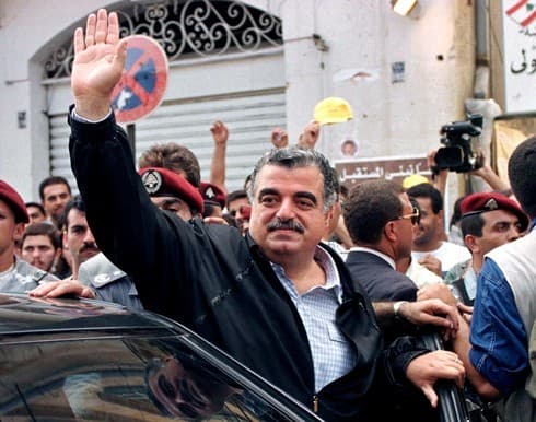 El primer ministro libanés, Rafik al-Hariri, saluda a los partidarios después de emitir su voto en un colegio electoral de Beirut en el Líbano ,el 1 de septiembre de 1996. (Reuters) El primer ministro libanés, Rafik al-Hariri, saluda a los partidarios después de emitir su voto en un colegio electoral de Beirut en el Líbano ,el 1 de septiembre de 1996.