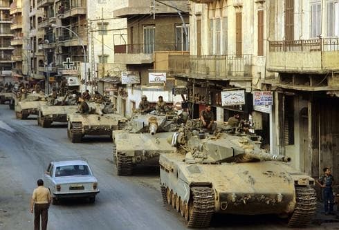 Tanques de las FDI en Beirut durante la invasión del Líbano de 1982. (David Rubinger) Tanques de las FDI en Beirut durante la invasión del Líbano de 1982.