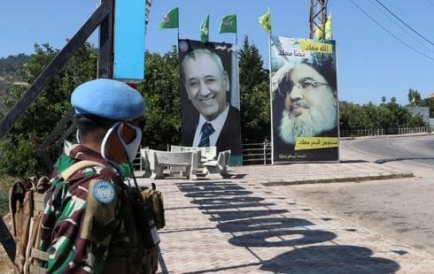 Un soldado de las Naciones Unidas junto a un cartel que representa al líder libanés del Hezbollah, Hassan Nasrallah. (Reuters) Un soldado de las Naciones Unidas junto a un cartel que representa al líder libanés del Hezbollah, Hassan Nasrallah.