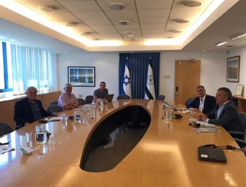 Un momento de la reunión entre funcionarios argentinos e israelíes. (Cancillería argentina) El embajador argentino junto al ministro de Agricultura israelí.