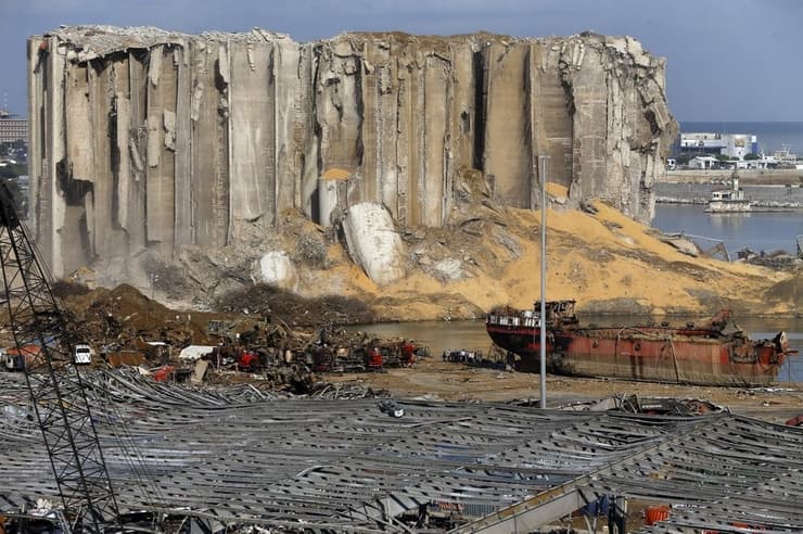 Búsqueda de víctimas en Beirut, Líbano, cerca del lugar de la explosión que golpeó el puerto marítimo de la ciudad. (AP) Búsqueda de víctimas en Beirut, Líbano, cerca del lugar de la explosión que golpeó el puerto marítimo de la ciudad.