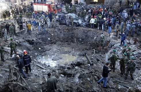 Rescatistas y soldados rodean un enorme cráter después del ataque de la bomba que destrozó la caravana del ex primer ministro Rafik Hariri. (AP) Rescatistas y soldados rodean un enorme cráter después del ataque de la bomba que destrozó la caravana del ex primer ministro Rafik Hariri.