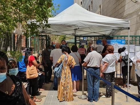 Israelíes hacen cola en las oficinas del Instituto Nacional de Seguros en Petah Tikva. (Yariv Katz) Israelíes hacen cola en las oficinas del Instituto Nacional de Seguros en Petah Tikva.