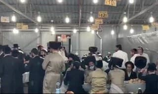 Peregrinos israelíes ultraortodoxos cenan sin distancia social en Uman, Ucrania.