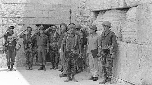 Paracaidistas de las FDI cantan el himno de Israel en el Muro de los Lamentos tras la Guerra de los Seis Días. (Archivo) Paracaidistas de las FDI cantan el himno de Israel en el Muro de los Lamentos tras la guerra de los Seis Días.