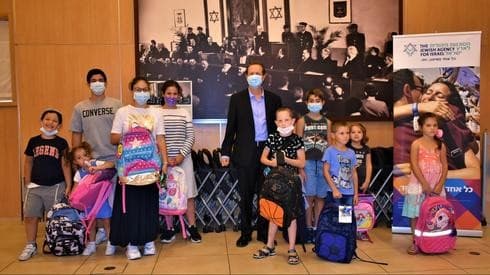 El director de la Agencia Judía, Yitzhak Herzog, con niños inmigrantes.