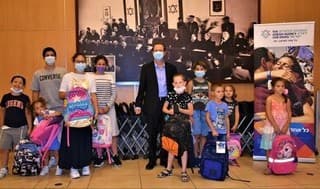 El director de la Agencia Judía, Yitzhak Herzog, con niños inmigrantes.