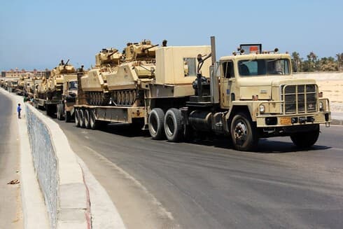 El ejército egipcio transporta tanques al norte del Sinaí. 