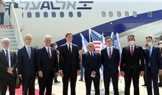 Las delegaciones de Israel y EE.UU. antes del vuelo histórico a Emiratos.