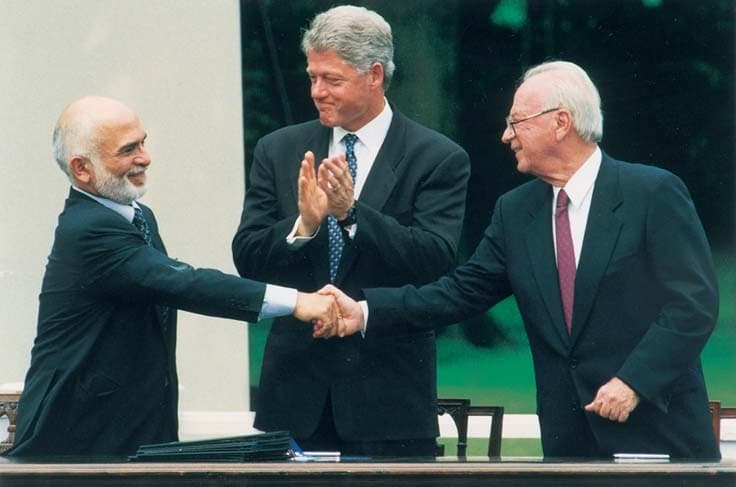 El rey Hussein de Jordania, el presidente estadounidense Bill Clinton y el primer ministro Yitzhak Rabin en la firma del tratado de paz en la Casa Blanca, el 25 de julio de 1994. (Archivo) El rey Hussein de Jordania, el presidente estadounidense Bill Clinton y el primer ministro Yitzhak Rabin en la firma del tratado de paz en la Casa Blanca, el 25 de julio de 1994.